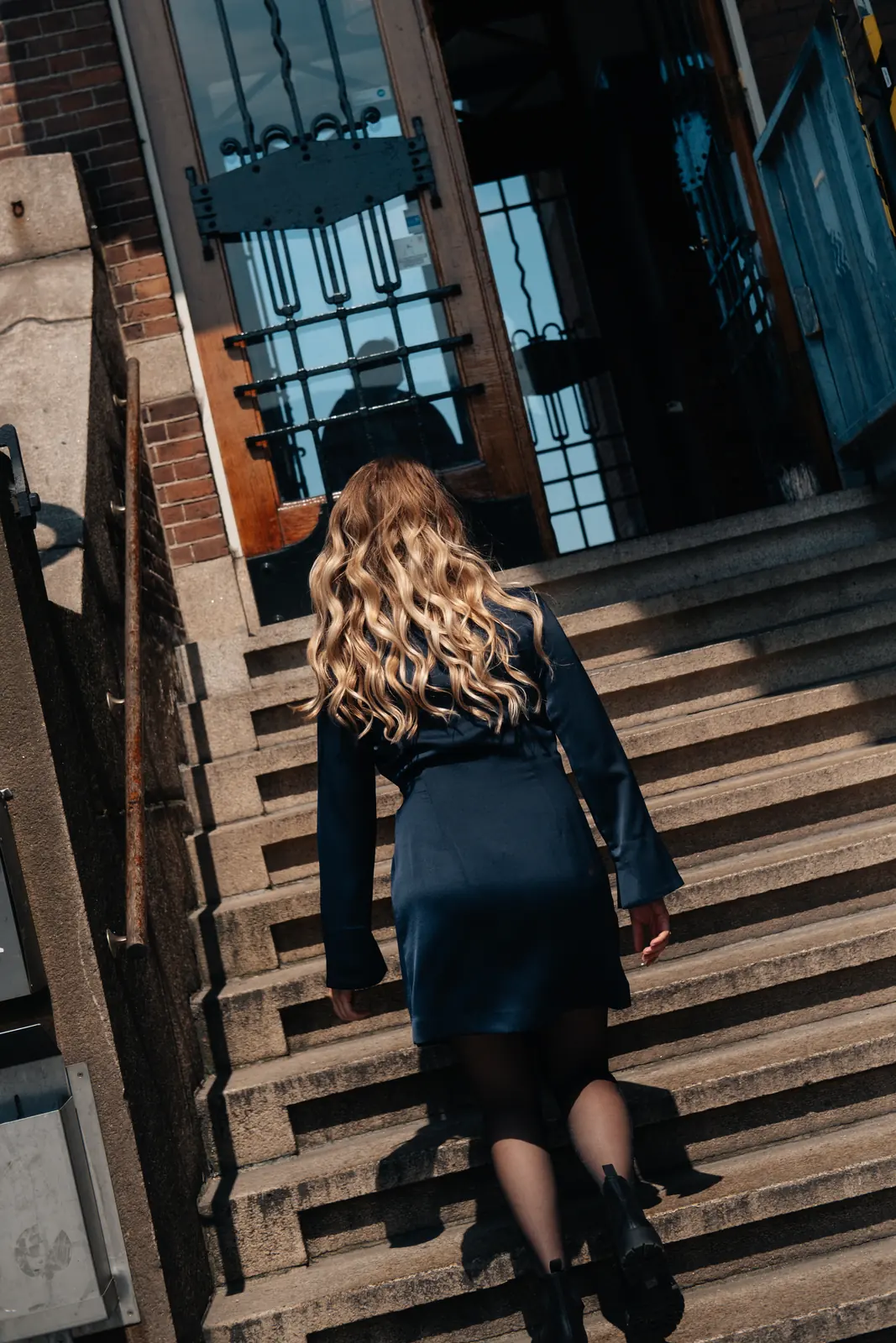 Carlijn Bekker, social media strateeg, op weg naar boven op een trap