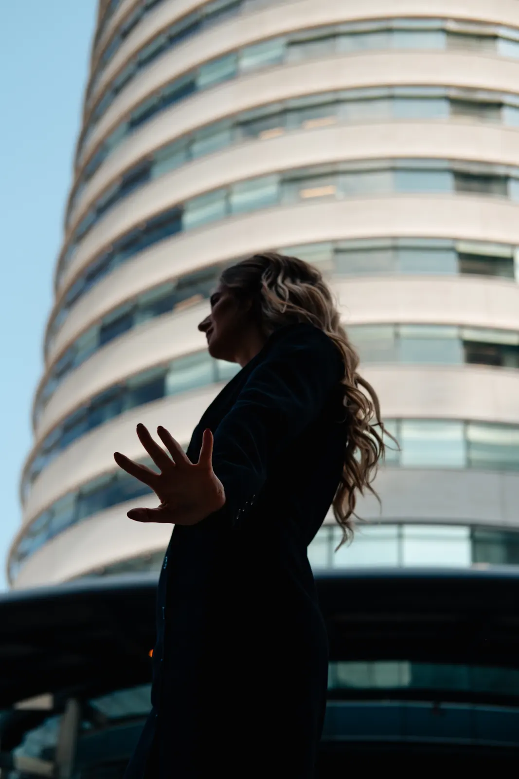Carlijn Bekker, social media strateeg, als silhouet voor een ronde toren