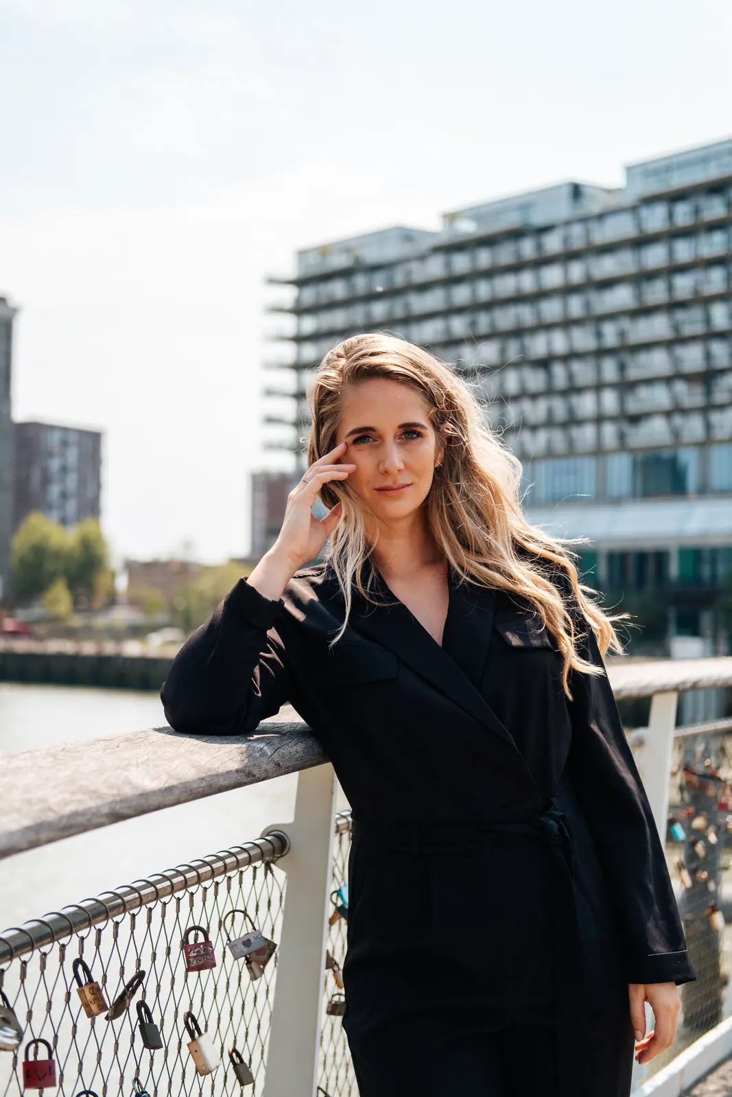Carlijn Bekker, social media strateeg, aan de telefoon bij de skyline