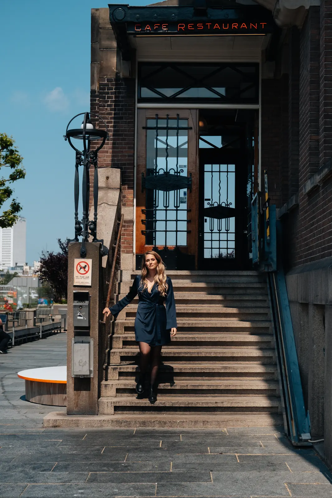 Carlijn Bekker, social media strateeg, op een trap in de stad