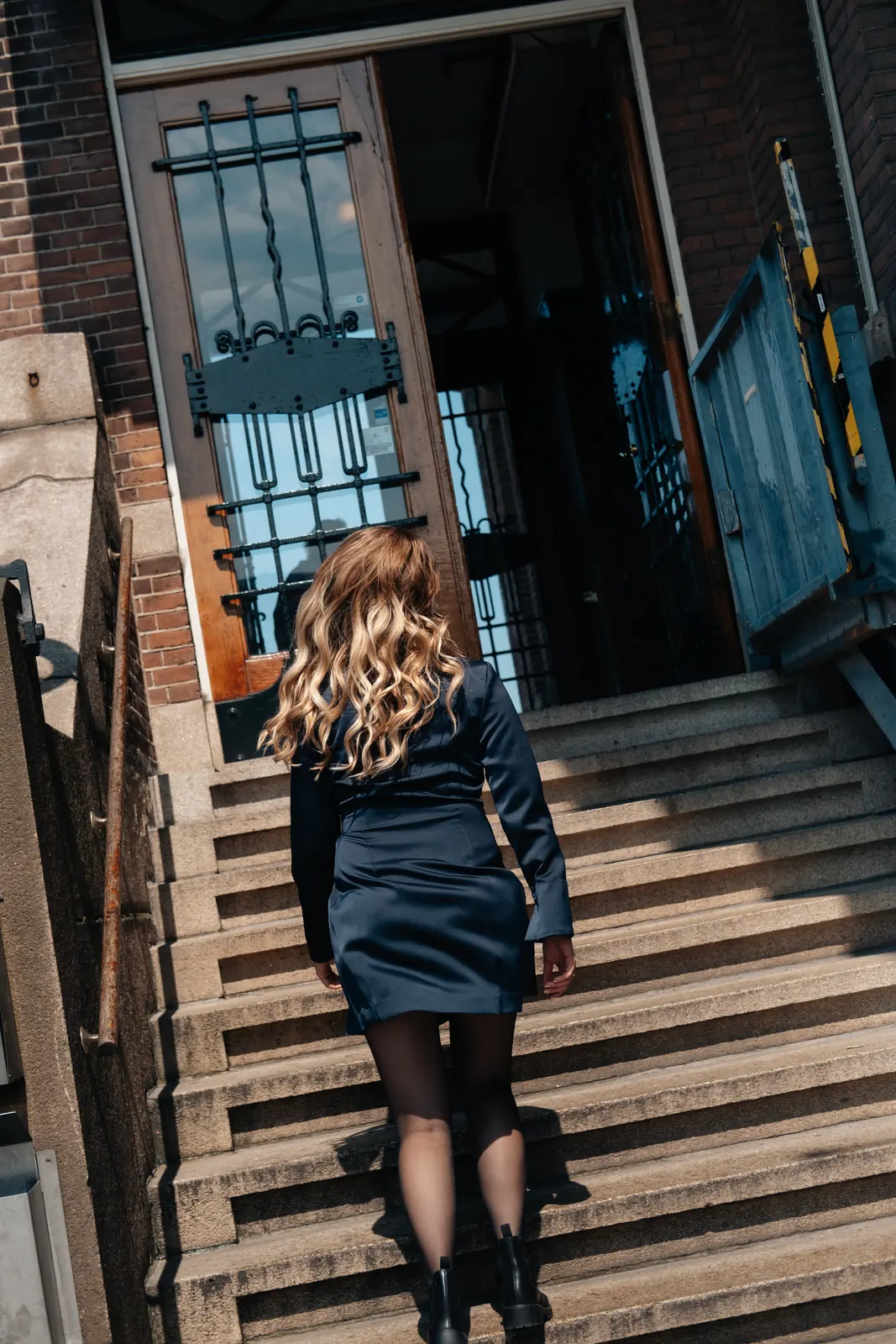 Carlijn Bekker, social media strateeg, op een trap in de stad